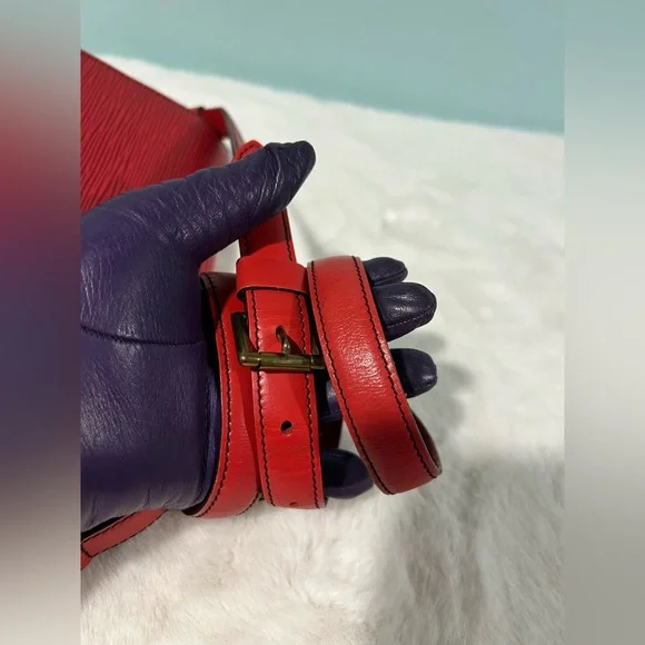 Louis Vuitton St Cloud in Red Epi MM size. Great condition vintage piece.